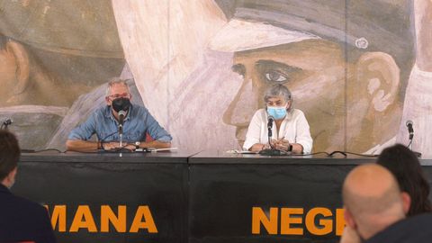 El director de la Semana Negra, Ángel de la Calle (i) acompañado por la alcaldesa de Gijón, Ana González (d) durante el acto de clausura del festival que cerró este domingo la décimo cuarta edición con récord de venta de libros