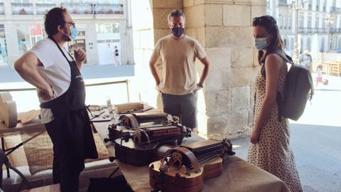 Rubén Arroxo, teniente de alcalde de Lugo, junto a Olalla Rodil, diputada del BNG en el Parlamento, observando una de las piezas de la Mostra de Vellos Oficios Artesáns