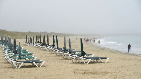 Jornada de domingo con niebla en la playa de A Lanzada