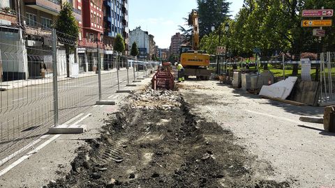 Obras de ampliacin del colector bajo la calle Fuertes Acevedo, en la zona oeste de Oviedo