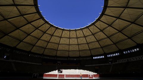Plaza de toros de Pontevedra con su cubierta