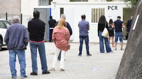 Personas haciendo cola en el punto covid del Hospital Provincial de Pontevedra para hacerse una PCR.