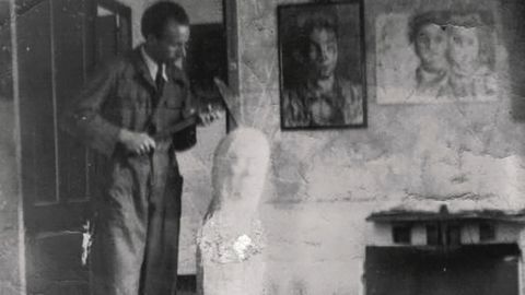Laxeiro, traballando no seu estudio nunha imaxe dos anos trinta do século pasado.