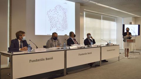 Rosario Álvarez, á dereita, durante a explicación do contido dos mapas recollidos no atlas.
