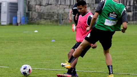 Juergen Elitim completó ayer su primer entrenamiento con el Deportivo
