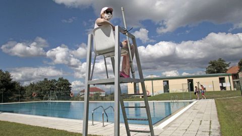 Las piscinas municipales de Sober -en foto de archivo en la imagen- reabrieron sus puertas la semana pasada