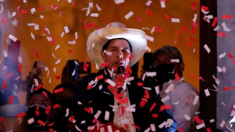 Pedro Castillo habla ante sus simpatizantes después de ser proclamado presidente electo de Perú