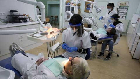 Los ciclos sanitarios -en la imagen, un aula del CIFP Leixa, en Ferrol- son los que tienen más demanda junto con los informáticos