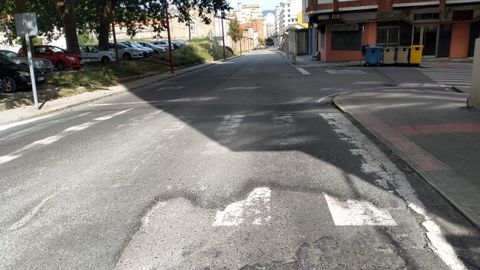 En la imagen, un paso de cebra con desperctos en el firme y pintura desgastada en la Avenida do Rei