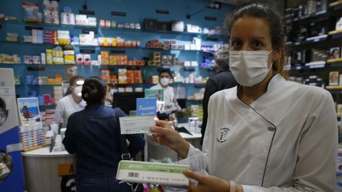 En la farmacia de la plaza de España, en Pontevedra, tenían ya los test de antígenos que van a vender sin receta en breve