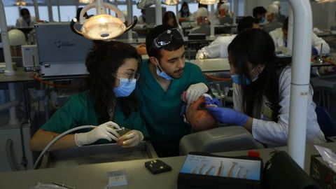 Imagen de archivo de alumnos de Odontoloxía en una práctica