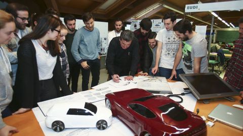 El director de la Escuela Universitaria de Diseño Industrial (EUDI), José Ramón Méndez, en una imagen de archivo con los alumnos
