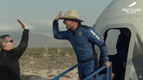 Jeff Bezos, saliendo de la cápsula