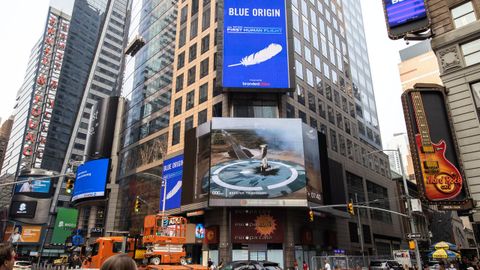 Pantalla en Times Square, Nueva York, proyectando el viaje espacial