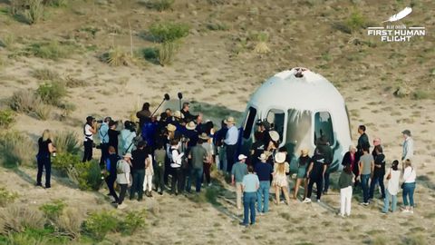 Escena alrededor de la cápsula tras su aterrizaje