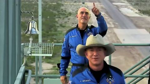 Jess Bezos y su hermano, Mark Bezos, antes del despegue
