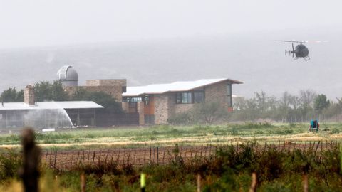 Helicóptero aterrizando en una propiedad perteneciente a Jeff Bezos, cerca del complejo de lanzamiento