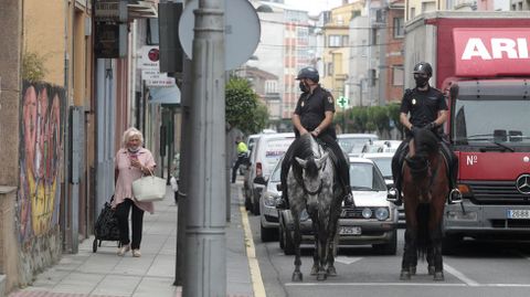 Los policías, parados en el semáforo del cruce de A Florida