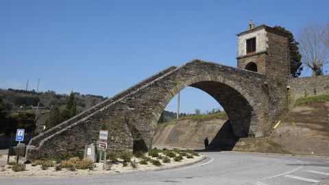 Puente de Portomarín y capilla de la Virxe das Neves
