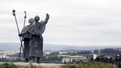 Estatua de los dos peregrinos en el Monte do Gozo