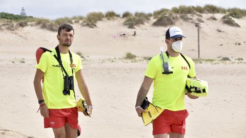 Socorristas en la playa de A Frouxeira, en Valdoviño, este mes de julio