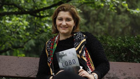 Pilar Macía con un ejemplar de su novela «Lobo», ambientada en A Pobra do Brollón y Monforte