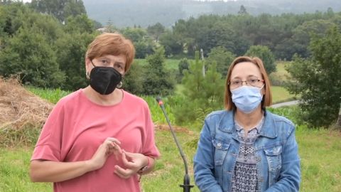 María Xosé Suárez e Rosana Pérez na parroquia de Santo Ourente, nas inmediacións do monte da Pena