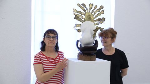 La viuda de Xosé Diaz Fuentes, Florence Normier, a la izquierda, y la comisaria de la exposición, Mina Vrillet