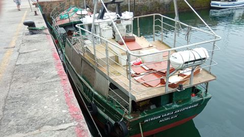 En el barco, atracado en el muelle de Cariño, aparece una referencia a la ciudad francesa de Morlaix