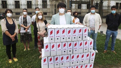 Pontón y otros representantes del BNG posando ante San Caetano con las firmas recogidas