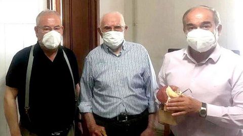 José Veiga Gándara recibió la visita del alcalde de Rois, Ramón Tojo, y el teniente de alcalde, Manuel dos Santos, quienes un año más obsequiaron al centenario con un detalle por su cumpleaños.