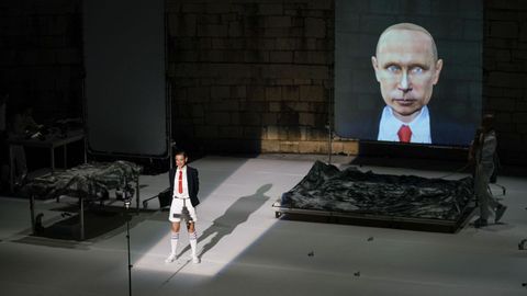 Una de las escenas de la obra «Señor Serrano» en el auditorio do Castelo de Ribadavia