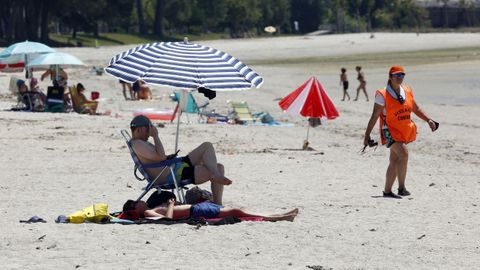 Personal contratado por mariscadores a pie de Cabo de Cruz para vigilar los arenales