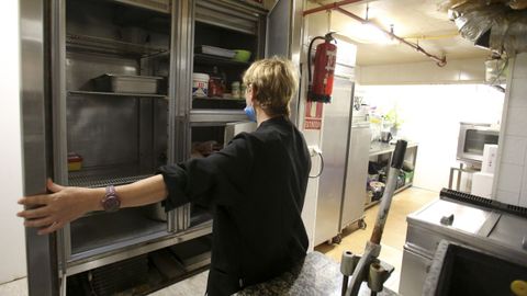 La titular del restaurante A Trasanquesa, ante una de las cámaras frigoríficas que el ladrón saqueó la madrugada del pasado domingo