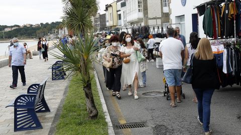 A Pobra celebró este miércoles su mercadillo y el sábado entrará en nivel máximo de restricciones
