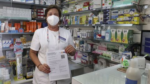La farmacéutica María Teresa Iglesias con las dos dosis de Pfizer en su certificado de vacunación
