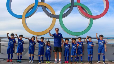Cote Iglesias y sus alumnos en una de las zonas olímpicas de Yokohama
