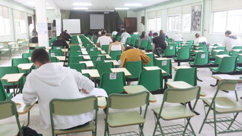 Selectividad extraordinaria en el instituto Agra de Raíces, en Cee, uno de los tres centros de secundaria -junto con los de Viveiro y A Rúa- donde se celebra la prueba cada año