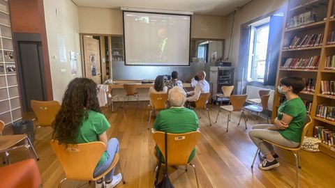 Los miembros que participaron en la recogida del premio «María Moliner» en la Biblioteca Municipal de Verín