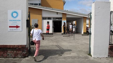 Una mujer entra en el centro de vacunación de Monforte
