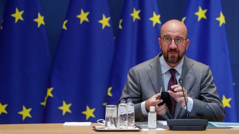 El presidente del Consejo Europeo, Charles Michel, guarda su móvil durante una reunión en Bruselas