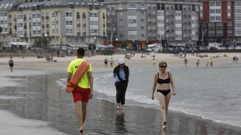 Dos socorristas se turnan estos días en la playa de Covas por el positivo de un tercer compañero