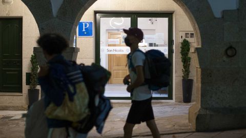 Un peregrino pasaba ayer frente a un albergue de Portomarín que estaba completo