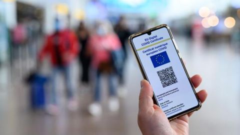 Una persona muestra su certificado o pasaporte covid que se puede llevar en el teléfono móvil y es válido dentro de la UE