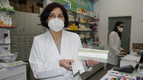 La farmacéutica coruñesa Eva Cela muestra los primeros autotest de antígenos a la venta
