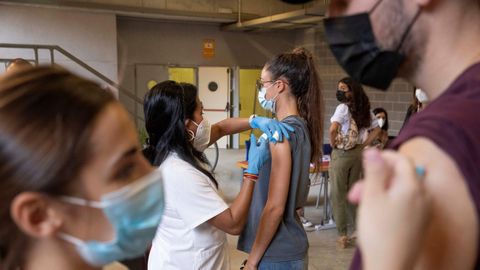 Estudiantes Erasmus vacunándose contra el covid