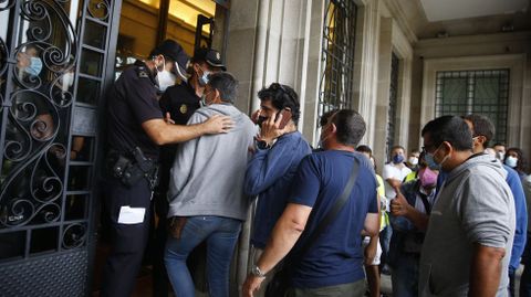 Trabajadores de Ence Pontevedra en la Subdelegación del Gobierno
