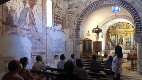 Los participantes en el encuentro preparatorio visitaron la iglesia de Pinol, en Sober, que fue restaurada recientemente