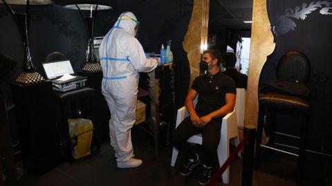 Preparación para hacer un test de covid en un local de ocio nocturno de Sanxenxo
