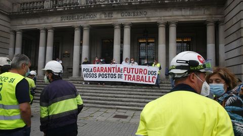 El comité de empresa de fábrica de Ence se movilizó este jueves ante la Subdelegación del Gobierno